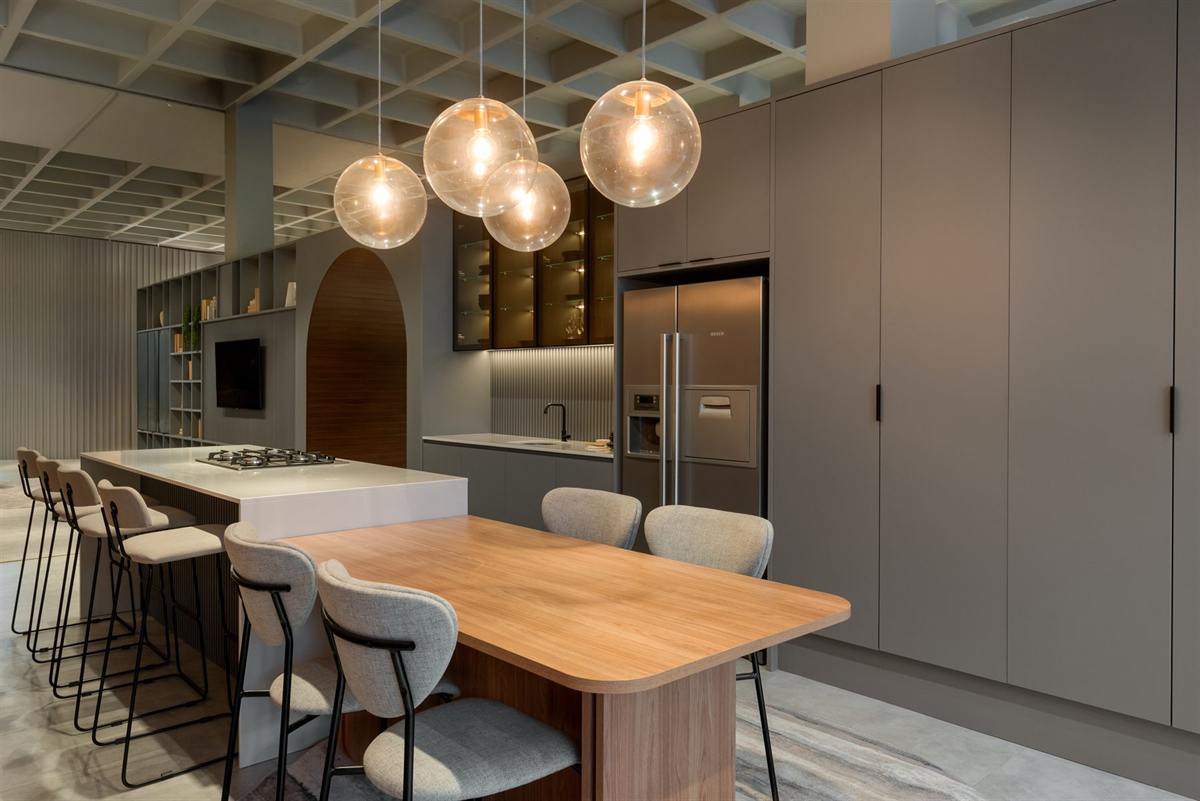 Cozinha integrada Italínea com ilha e mesa de jantar