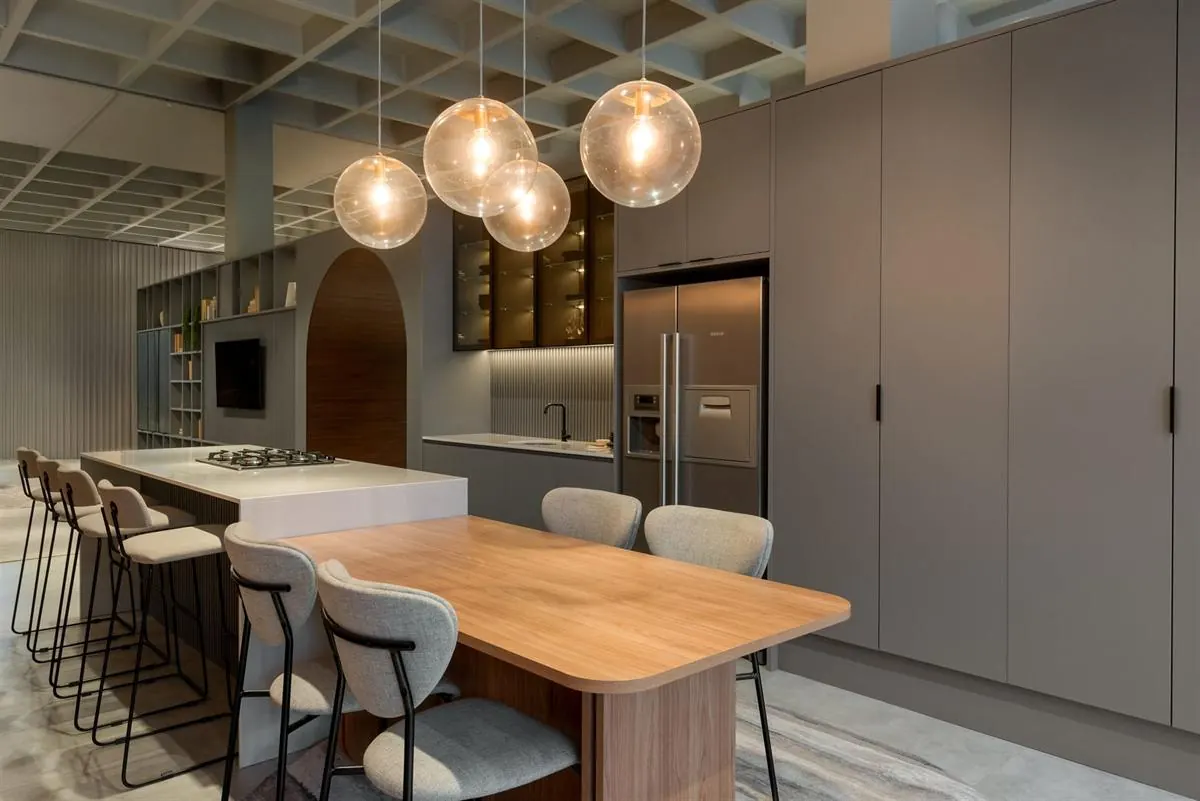 Cozinha integrada Italínea com ilha e mesa de jantar