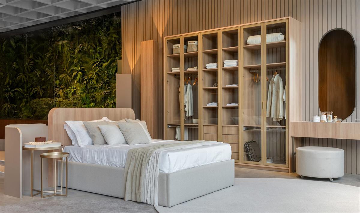 Dormitório Italínea com closet aberto e penteadeira