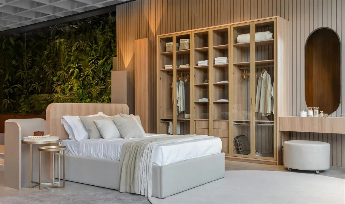 Dormitório Italínea com closet aberto e penteadeira